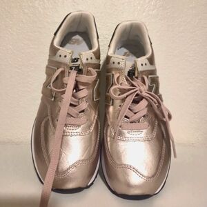 New Balance 574 WOMENS 9 Cream and Metallic ROSE GOLD Never Worn